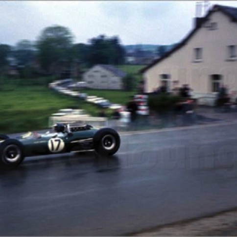 Sur l'ancien tracé du cirduit de Spa : typique ! Sur l'ancien tracé du cirduit de Spa : typique !